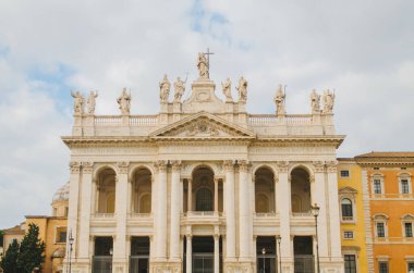 Roma, İtalya - Bulutlu bir öğleden sonra Aziz John Lateran Başyapıtının (Santissimo Salvatore e Santi Giovanni Battista ed Evangelista in Laterano) panoramik bir görüntüsü.