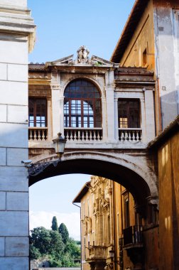 Roma, İtalya - Capitoline Müzelerinin yanında yaşlanmış ve boş bir kemerin dikey çekimi ve öğleden sonra ışıklarının çarpması.