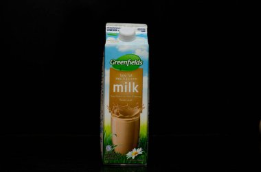 Greenfields markasından bir litre düşük yağlı mochaccino süt kutusunun ön görüntüsü aslen Malang, Endonezya 'dan, siyah bir arka planda izole edilmiş..