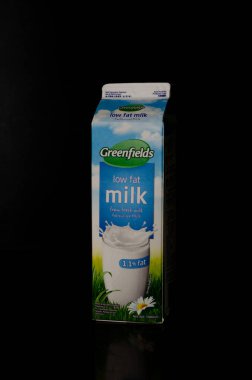 Malang, Endonezya 'dan siyah bir arka planda izole edilmiş, Greenfields markasından bir litre az yağlı süt kutusunun sol görüntüsü..