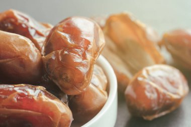 Khalas, arka plan veya duvar kâğıdı için fotokopi alanı olan siyah granit masa üzerinde hurma palmiyesi. Meyve, Ramazan veya medjool 'un yiyeceğidir. Lezzetli, kurutulmuş, tatlı ve lifli meyveler.