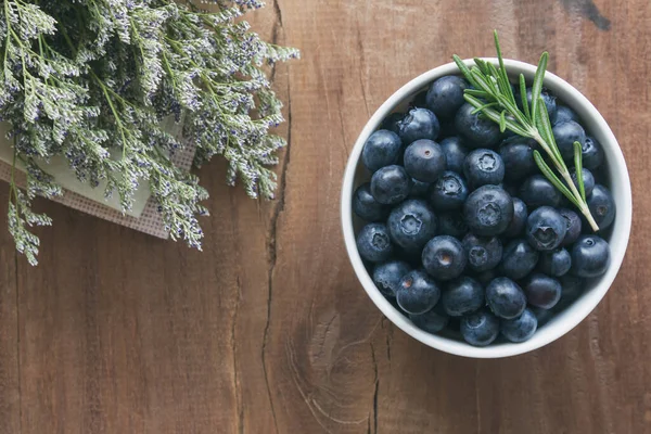Fresh Ripe Wild Blueberries White Bowl Rustic Wood Table Top — Stock Photo, Image
