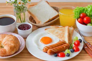 Sunny Side ile ev yapımı kahvaltı kızarmış yumurta sosisi sebze reçeli ve portakal suyu fotokopi alanının üstünde. Arka plan için nefis ev yapımı Amerikan kahvaltısı konsepti.