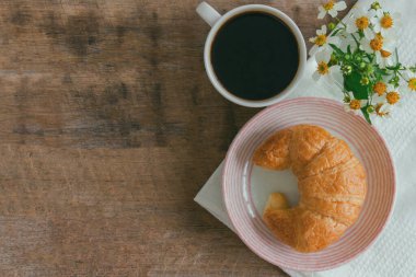 Sade kahve ya da americano ile servis edilen ev yapımı kruvasan. Taze kruvasan ve kahveyle nefis bir kahvaltı. Kruvasan ve sade kahve ve papatya çayı. Üstünde fotokopi alanı olan..