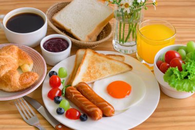 Sunny Side ile ev yapımı kahvaltı kızarmış yumurtalı tost sosisli sebze reçeli ve portakal suyu. Arka plan veya duvar kağıdı için nefis ev yapımı Amerikan kahvaltı konsepti.