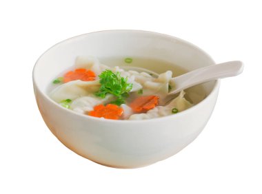 Beyaz yalıtılmış arka plan ev yapımı lezzetli kıymalı domuz eti ya da kahvaltıda ya da akşam yemeğinde beyaz kâsede karides wonton çorbası. Wonton veya hamur çorbası popüler bir Çin yemeğidir..