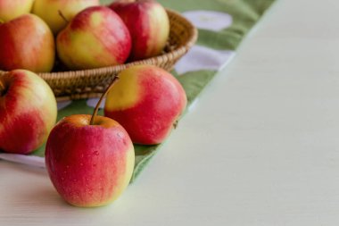 Taze kırmızı fuji elması ve sepetin içinde arka plan için ahşap masaya ya da klasik ton şeklinde duvar kağıdı koyun. Lezzetli tatlı ve sulu fuji iyi yemek veya fırın için. Fuji elmasının kökeni Japonya 'dır..