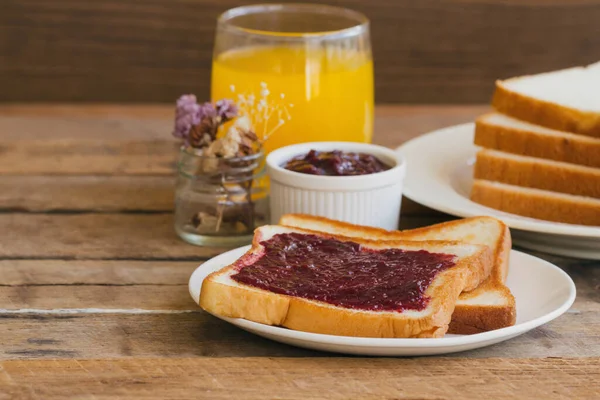烤面包配自制草莓果酱 配上橙汁 自制土司面包和果酱放在木桌上做早餐 美味的土司面包 配上自制草莓果酱即可上桌 — 图库照片