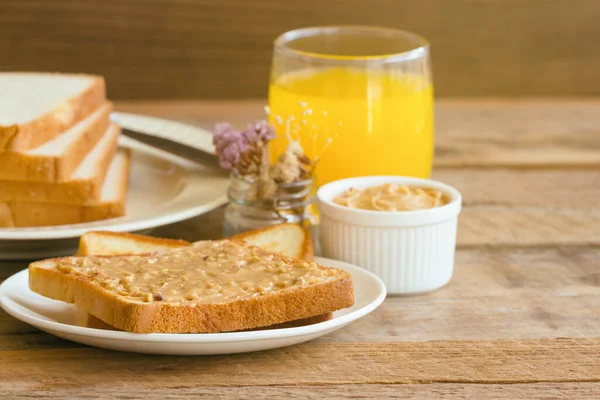 Pan Tostado Con Mantequilla Maní Casera Servido Con Jugo Naranja — Foto de Stock