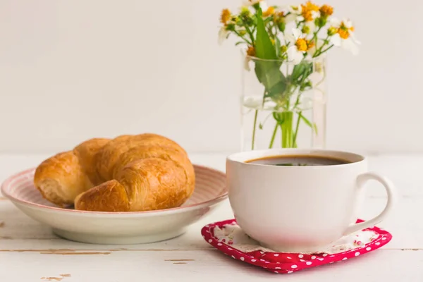 메이드 크로와 Homemade Croissant 커피나 아메리카노와 크로와 커피와 맛있고 식사를 — 스톡 사진