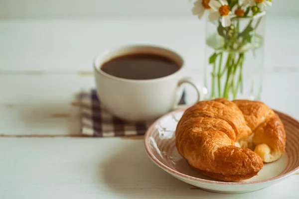 Zelfgemaakte Croissant Bord Geserveerd Met Zwarte Koffie Americano Heerlijk Snel — Stockfoto