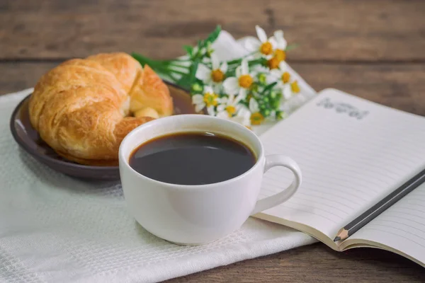 Croissant Casă Servit Cafea Neagră Sau Americano Micul Dejun Delicios — Fotografie, imagine de stoc