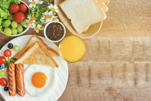 Zelfgemaakt Amerikaans Ontbijt Met Zonnige Kant Gebakken Toast Worst Fruit — Stockfoto