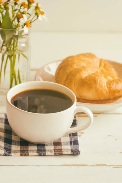 Cafea Neagră Sau Americano Servite Croissant Casă Farfurie Micul Dejun — Fotografie, imagine de stoc