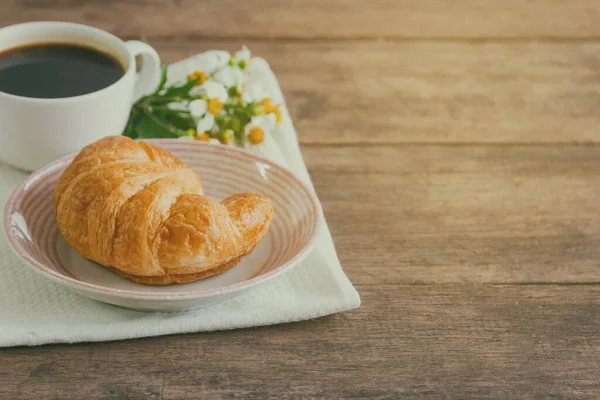 Zelfgemaakte Croissant Bord Geserveerd Met Zwarte Koffie Americano Heerlijk Snel — Stockfoto