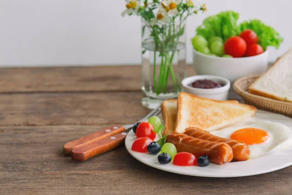 Zelfgemaakt Ontbijt Met Zonnige Kant Gebakken Toast Worst Fruit Groente — Stockfoto