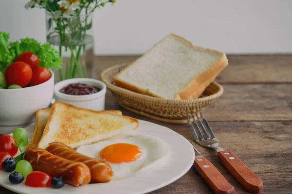 Zelfgemaakt Ontbijt Met Zonnige Kant Gebakken Toast Worst Fruit Groente — Stockfoto
