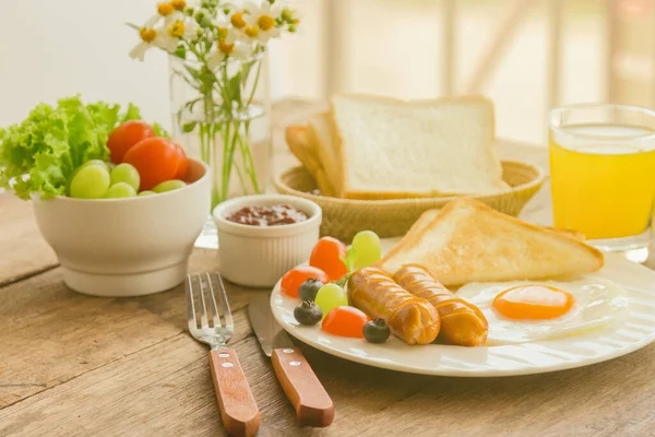 Zelfgemaakt Ontbijt Met Zonnige Kant Gebakken Toast Worst Fruit Groente — Stockfoto