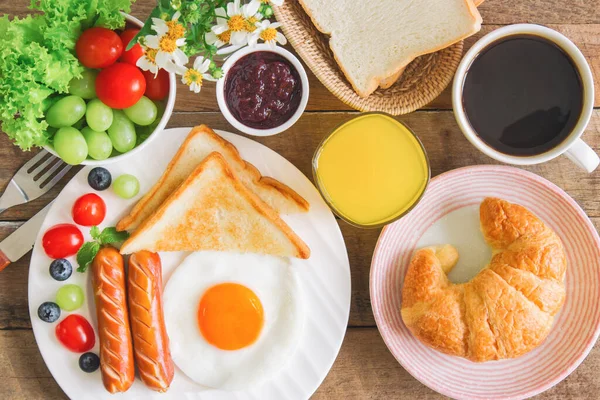 Zelfgemaakt Ontbijt Met Zonnige Kant Gebakken Toast Worst Fruit Groente — Stockfoto