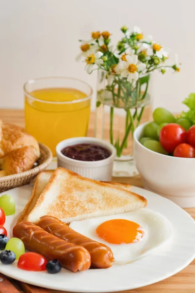 Homemade Breakfast Sunny Side Fried Egg Toast Sausage Fruits Vegetable — Stock Photo, Image