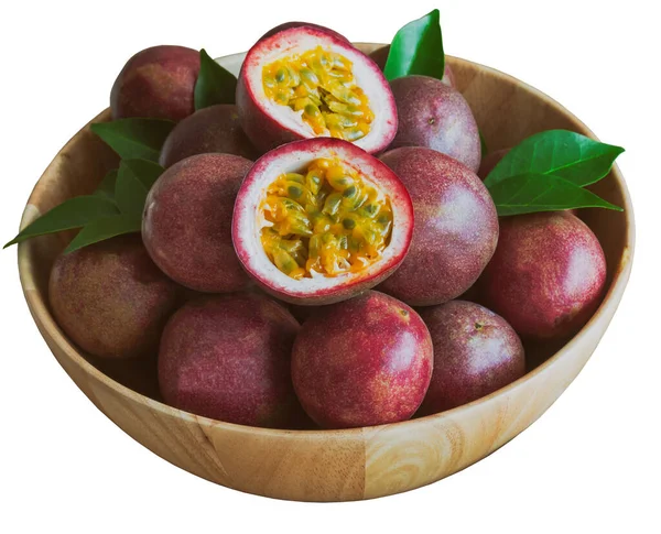 Beyaz arka plan taze çarkıfelek meyvesini ahşap kasede yakın konsept olarak ayırır. Duvar kağıdı ve diğer tasarımlar için kullanımı kolaydır. Olgun tutku meyvesi çok tatlı ve kaynak. Tropikal meyve..