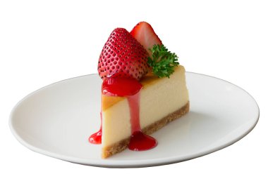 Beyaz izole edilmiş arka plan, ev yapımı New York peynirli keki beyaz tabak süslemeli çilek, maydanoz ve çilek sosu. Lezzetli nemli ve fırında pişmiş çilekli cheesecake.