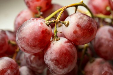 Bir demet olgun kırmızı üzüm makro fotoğrafı.