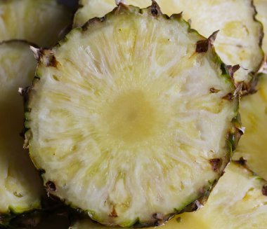 Olgun ananas dilimleri.