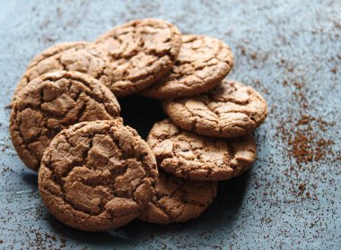 Siyah arka planda çikolatalı yulaflı kurabiyeler.