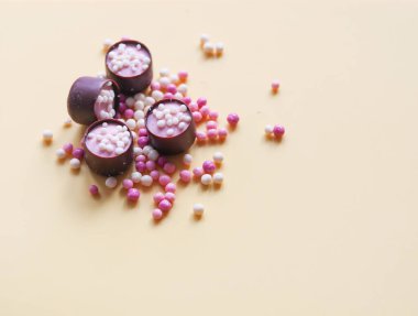 çok renkli çikolatalı pilav ve pembe arka plan makro fotoğraflı tatlılar.