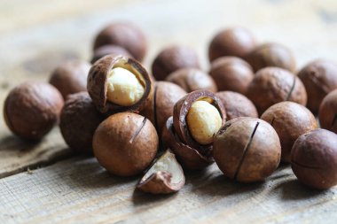 Macadamia fındıkları ahşap bir masada yakın plan