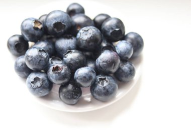 Hafif arka plan makro fotoğrafında taze, sulu yabanmersini.