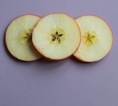 Hafif arka plan makro fotoğrafında elma dilimleri