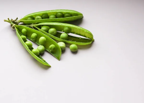 Grüne Erbsenschoten Auf Weißem Hintergrund Nahaufnahme — Stockfoto