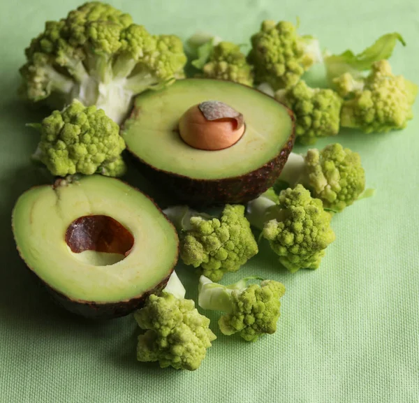 Φέτες Ώριμο Αβοκάντο Και Λάχανο Romanesco Ένα Ελαφρύ Φόντο Από — Φωτογραφία Αρχείου