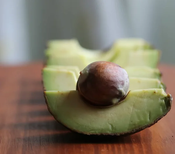 Scheiben Reife Avocado Auf Einem Holztisch Aus Nächster Nähe — Stockfoto