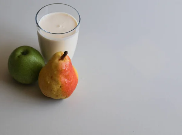 Ώριμο Μήλο Αχλάδι Και Ένα Ποτήρι Κεφίρ Λευκό Φόντο — Φωτογραφία Αρχείου