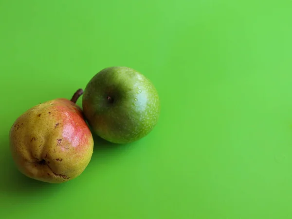 Olgun Elma Armut Yeşil Bir Arka Planda Yakın Plan — Stok fotoğraf