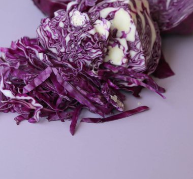 Işıklı arka planda parçalanmış kırmızı lahana yakın plan.