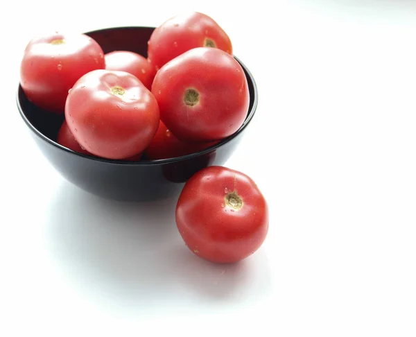 Tomates Maduros Bol Negro Sobre Fondo Blanco Cerca —  Fotos de Stock