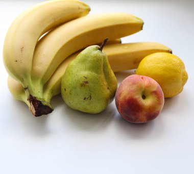 Beyaz arka planda olgun taze meyve. Yakın plan.