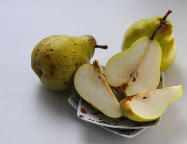 Beyaz arka planda olgun sulu armutlar.