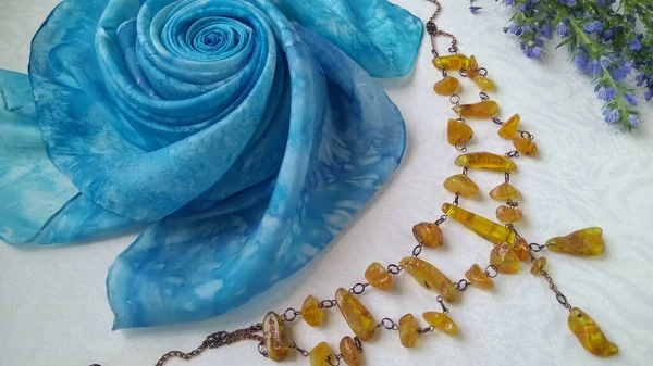 Nádherné Přírodní Žlutý Jantarový Náhrdelník Dekorativní Modré Hedvábí Květiny Ležet — Stock fotografie