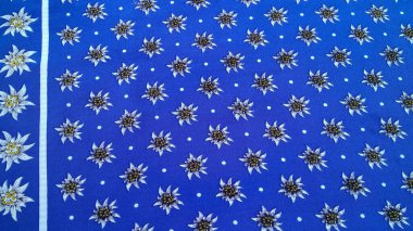 Güzel, beyaz, çiçek desenli mavi ipek kumaş. Çiçekli doğal kadife ipek..