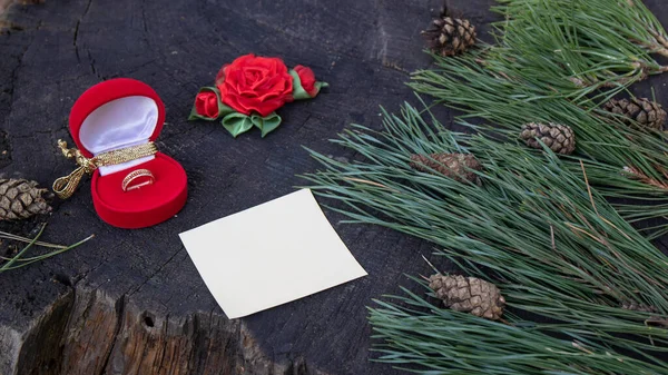 Composición Festiva Hermoso Anillo Bodas Una Caja Terciopelo Rojo Con —  Fotos de Stock