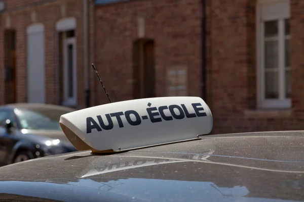 Szyld Dachu Samochodu Napisem Nim Języku Francuskim Auto Ecole Oznacza — Zdjęcie stockowe
