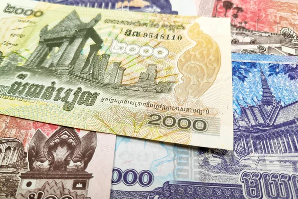 对一叠柬埔寨瑞尔钞票的密切调查 — 图库照片