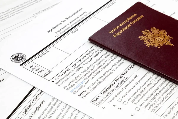 Amerikan vatandaşlık başvurusu formunun üstündeki Fransız pasaportu..