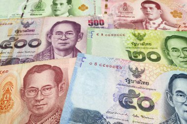 Arka plan olarak Tayland baht banknotları yığını.