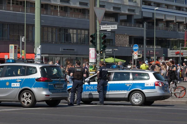 Berlin Tyskland Juni 2019 Poliser Övervakar Folkmassan Med Sina Bilar — Stockfoto